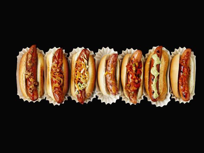 Rangée de hot-dogs — Photo de stock