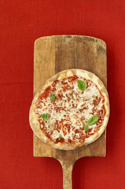 Pizza Margherita aux feuilles de basilic — Photo de stock