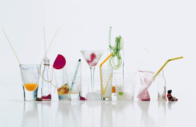 Разнообразные коктейльные стекла — стоковое фото