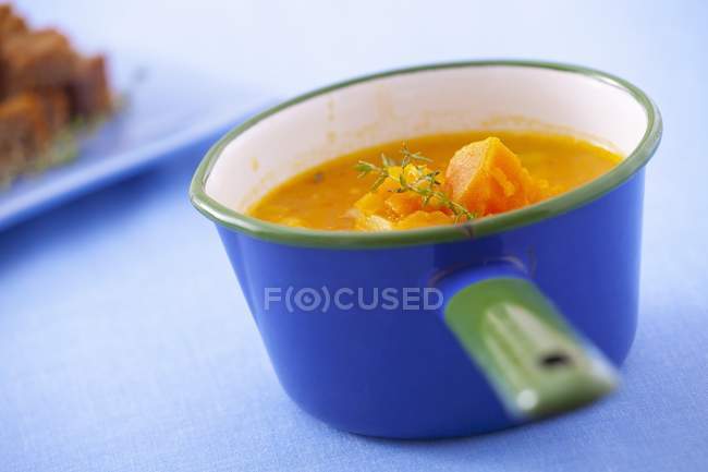 Гарбузовий суп у блакитному горщику — стокове фото