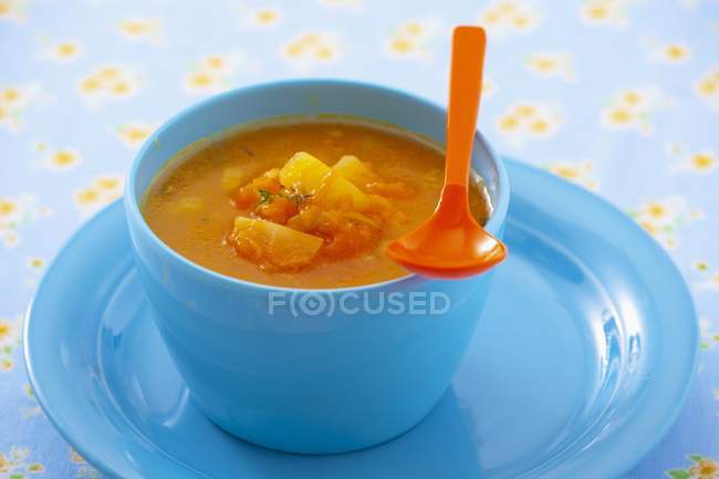 Тыквенный суп в голубой миске — стоковое фото
