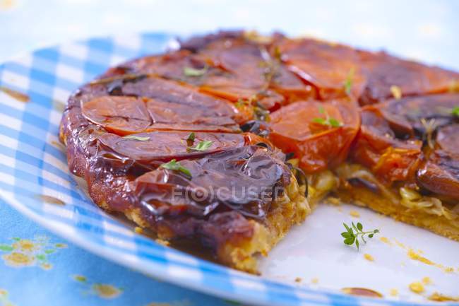 Tomato tart sliced on plate — Stock Photo