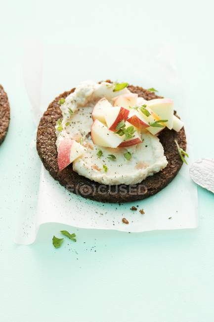 Closeup view of Pumpernickel bread with a horseradish spread and apples — Stock Photo