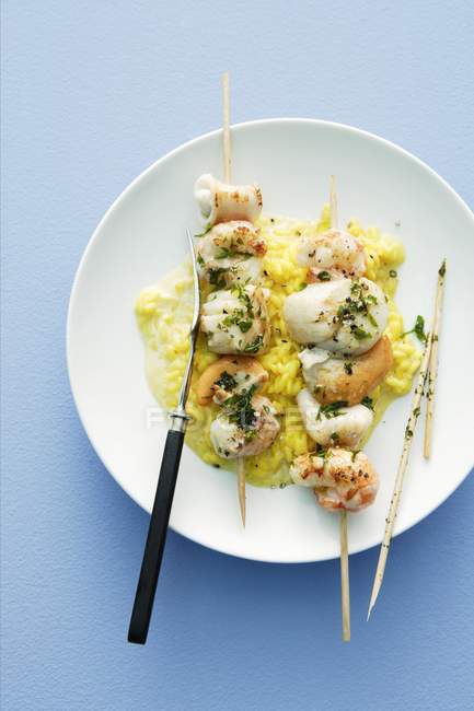 Seafood kebabs on bed — Stock Photo