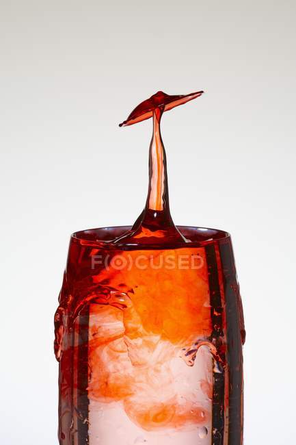 Gotas rojas en una copa de champán - foto de stock