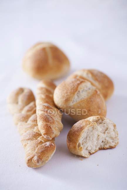 Rouleaux de pain sur blanc — Photo de stock