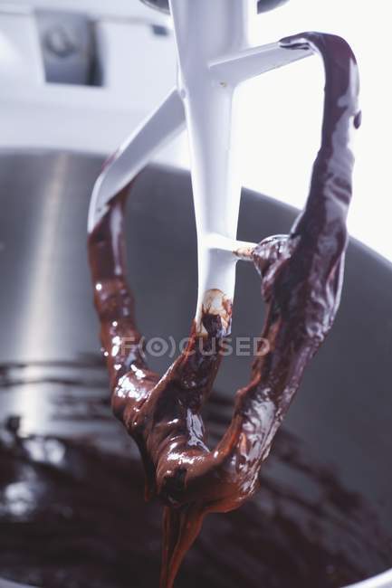 Vista da vicino della miscela di torta al cioccolato sulla frusta — Foto stock