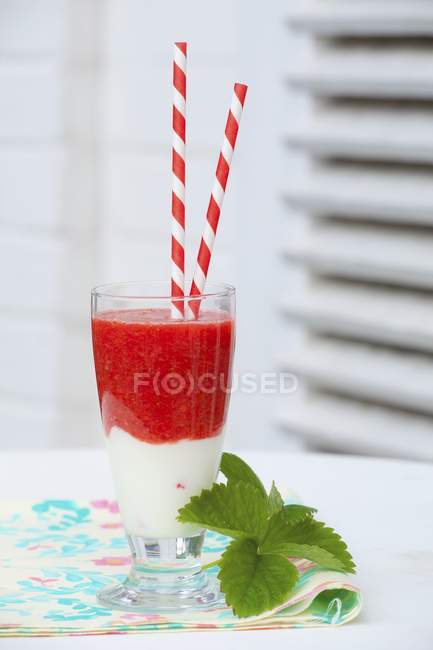 Erdbeer-Smoothie mit Milch — Stockfoto