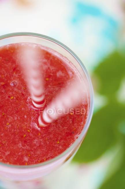 Batido de trawberry em vidro — Fotografia de Stock