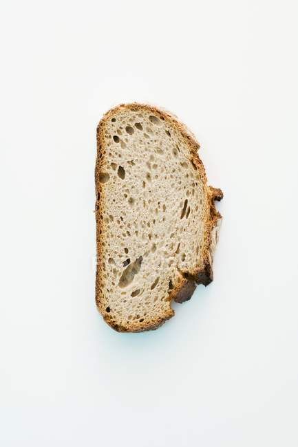 Scheibe Brot auf Weiß — Stockfoto