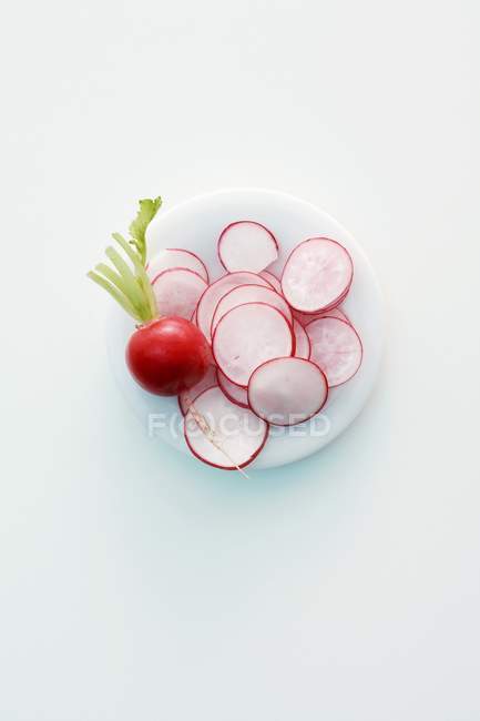 Radis frais tranchés dans une assiette — Photo de stock