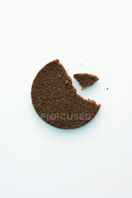 Slice of pumpernickel bread — Stock Photo