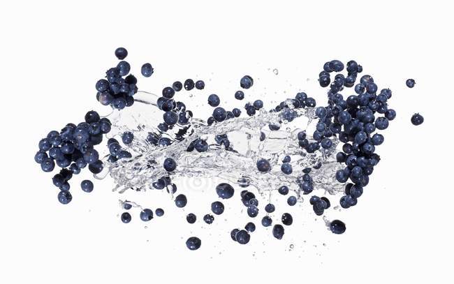 Blaubeeren mit Spritzer Wasser — Stockfoto