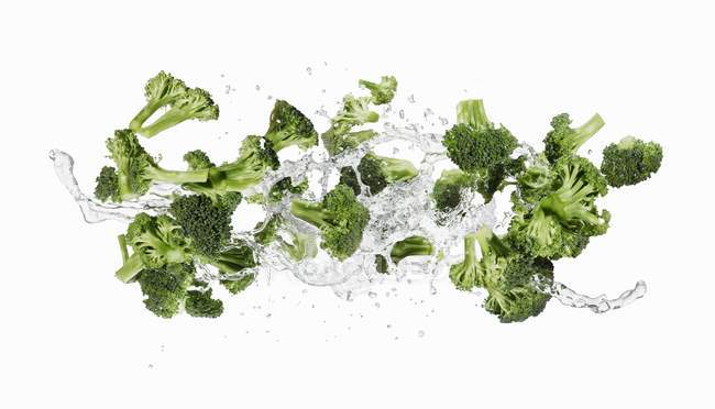 Broccoli e spruzzi d'acqua — Foto stock