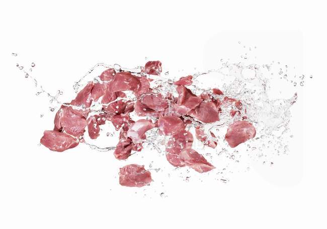 Carne de porco mergulhada crua e salpicos de água — Fotografia de Stock