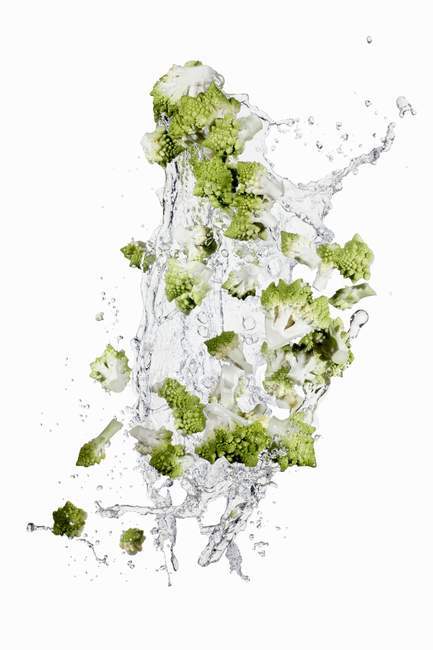 Broccoli Romanesco con spruzzi d'acqua — Foto stock