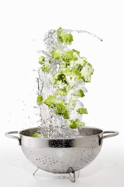 Brócolis românico com salpicos de água — Fotografia de Stock