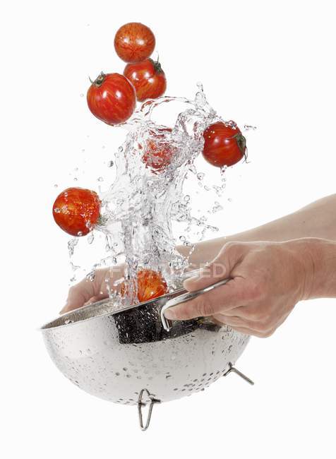 Laver les tomates tigrées — Photo de stock