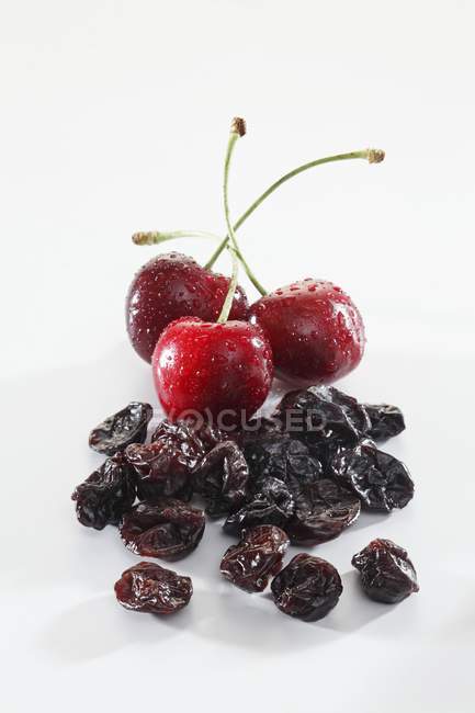 Fresh and dried cherries — Stock Photo