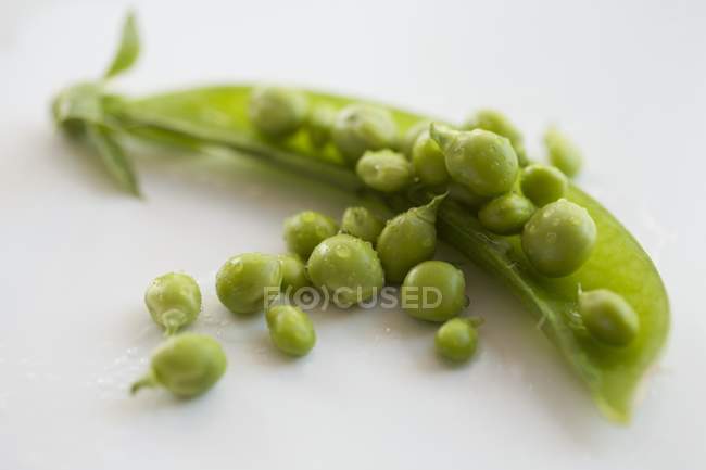 Fresh peas with pod — Stock Photo
