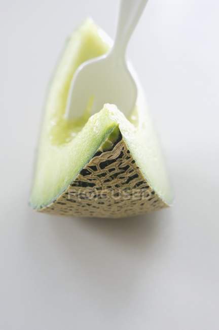 Honigtau Melone auf weiß — Stockfoto
