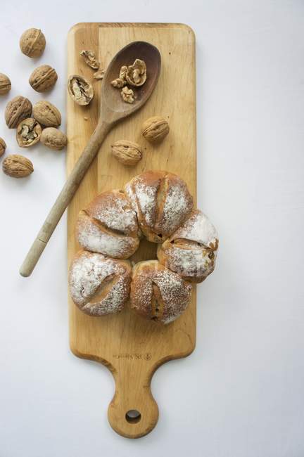 Ореховый хлеб на борту — стоковое фото