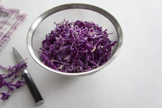 Chopped red cabbage in sieve — Stock Photo