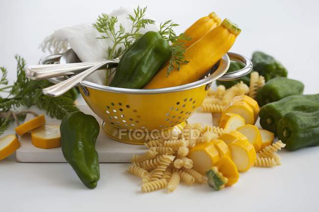Calabacines, pimientos y pasta en espiral - foto de stock