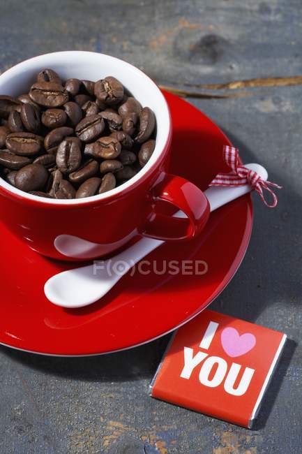 Espressotasse gefüllt mit Kaffeebohnen — Stockfoto