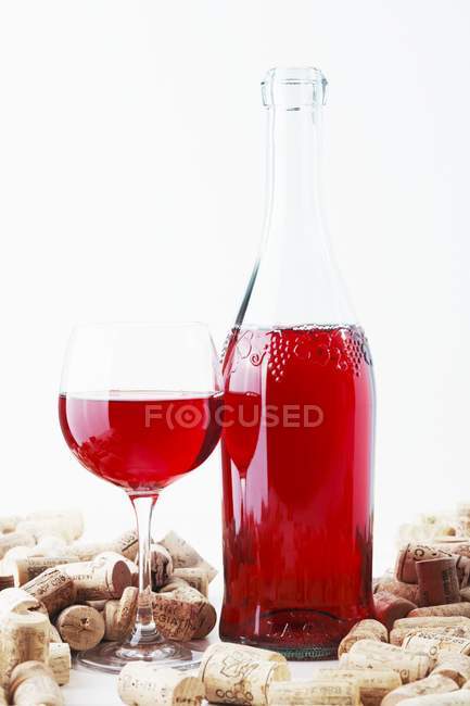 Bouteille et verre de vin rose — Photo de stock