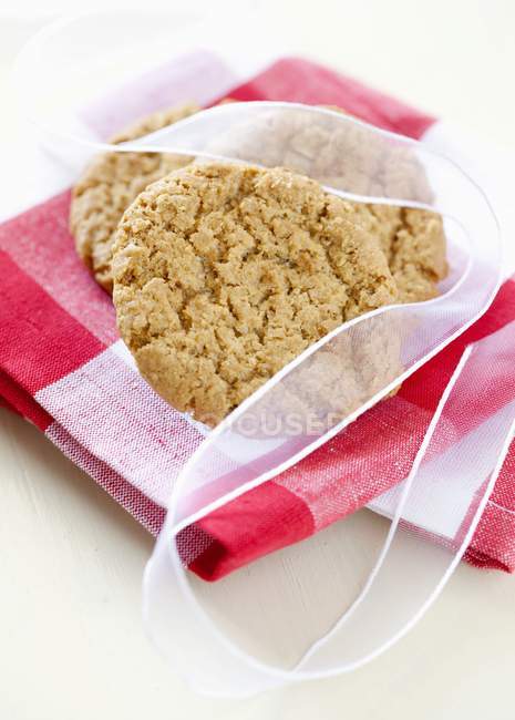 Oat biscuits tied with ribbon — Stock Photo