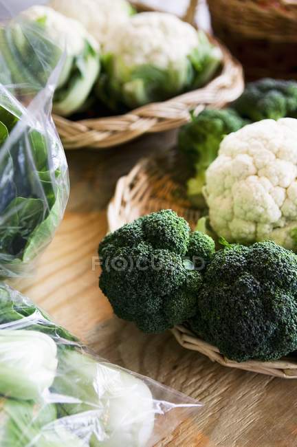 Brócolos e couve-flor frescos — Fotografia de Stock