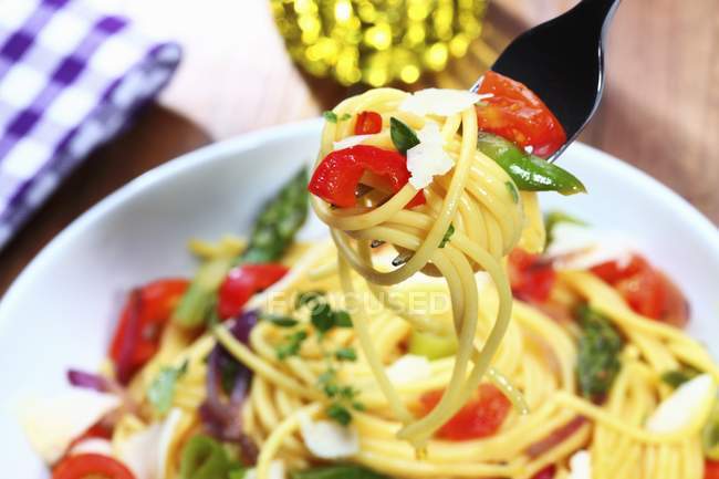 Spaghetti mit Gemüse und Käse — Stockfoto