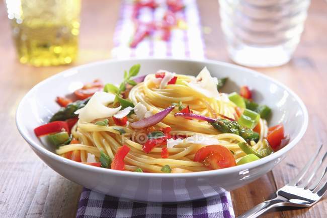 Spaghetti tossed with fresh vegetables — Stock Photo