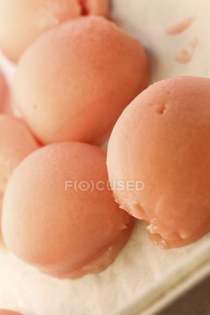 Peach and champagne sorbet — Stock Photo