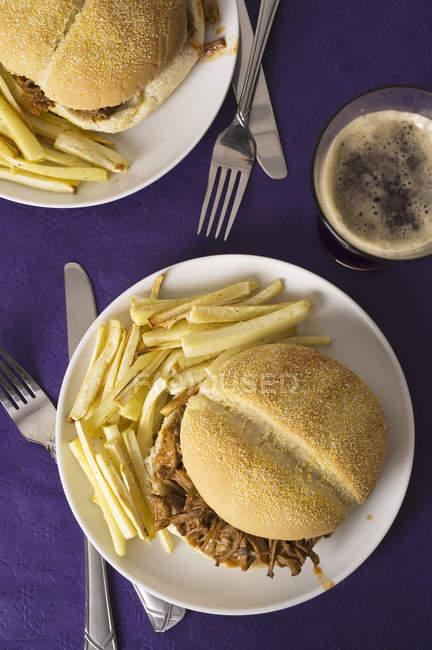 Сэндвичи со свининой и картошкой фри — стоковое фото