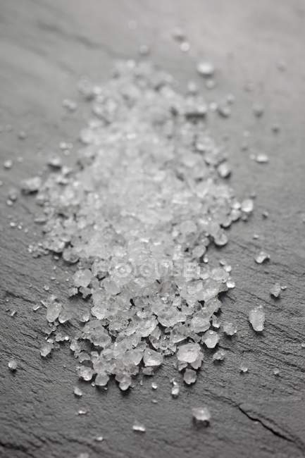 Primo piano vista di Fleur de sel su una superficie di ardesia — Foto stock