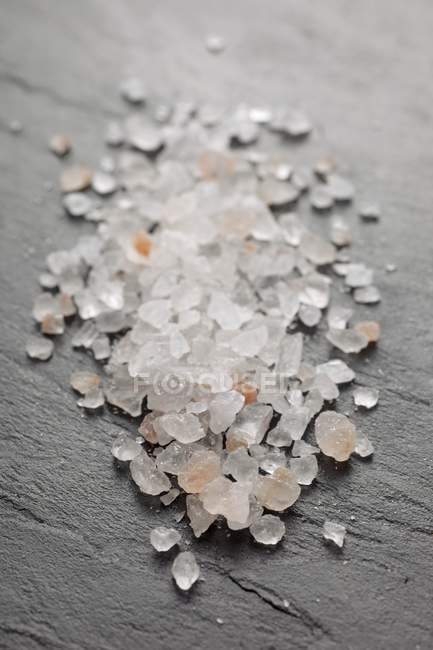Sal polvilhado em uma superfície de ardósia — Fotografia de Stock