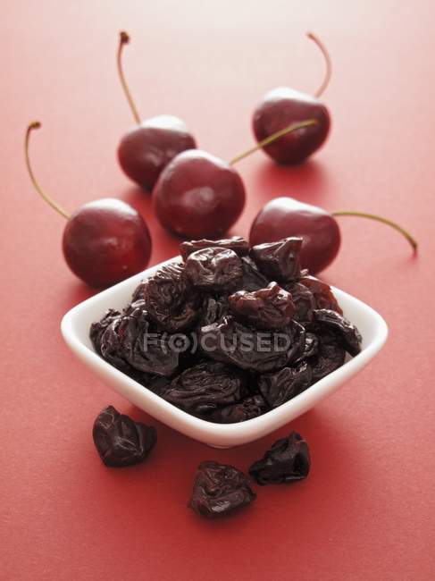 Fresh and dried cherries — Stock Photo