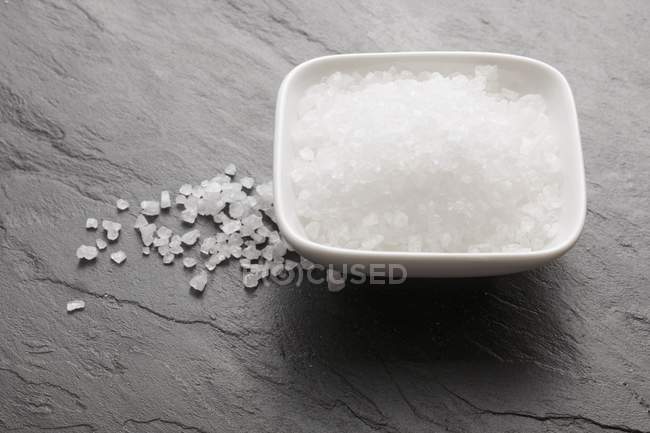 Морская соль в миске — стоковое фото