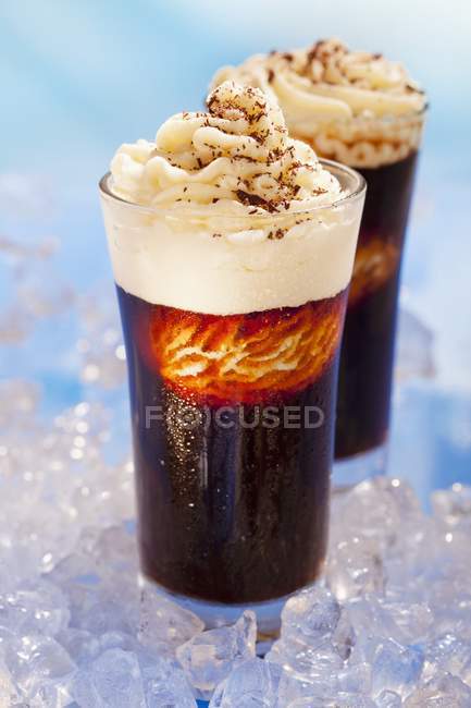 Холодный кофе с ванильным мороженым — стоковое фото