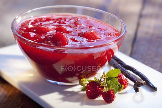 Strawberry jam in bowl with vanilla — Stock Photo