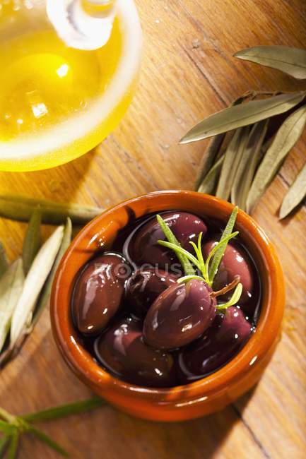 Preserved olives in earthenware bowl — Stock Photo
