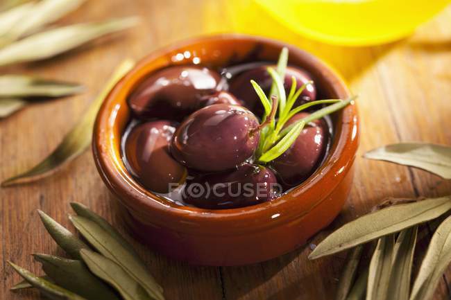 Olive conservate in ciotola di terracotta — Foto stock