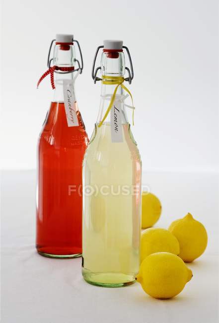 Homemade lemonade and cranberry juice — Stock Photo