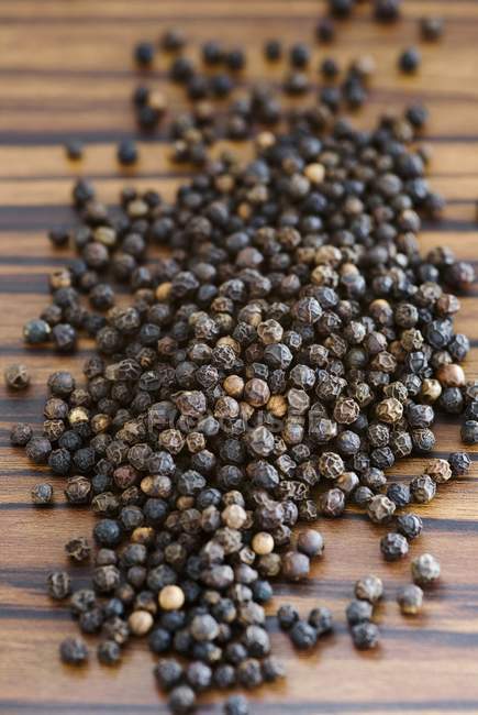 Dried Black peppercorns in heap — Stock Photo