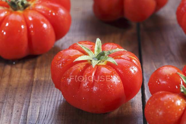 Tomates con gotas de agua - foto de stock