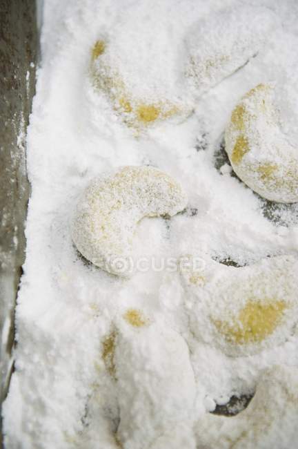 Vista de cerca de los semilunas de vainilla en el azúcar en polvo - foto de stock