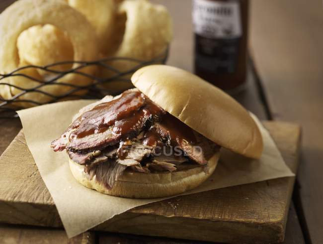 Barbeque sanduíche de carne — Fotografia de Stock