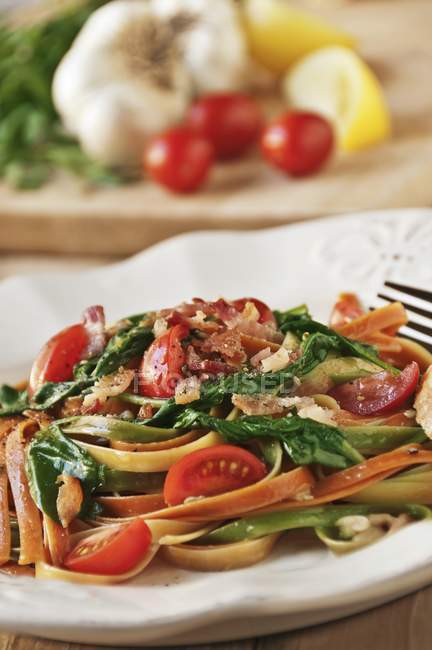 Vegetable linguine pasta — Stock Photo
